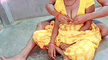 Desi bhabhi gives pussy licking to devar bangali.