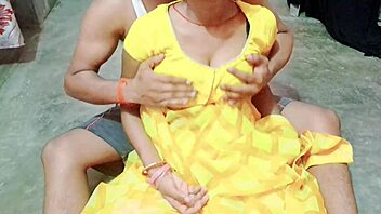 Desi bhabhi gives pussy licking to devar bangali.