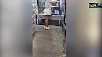 Tenía ganas de tomar algo y me dejaron plantada pero un desconocido me convence y me propone coger en su habitación a cambio de comprarme un trago