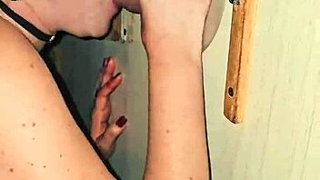 Chupei um dotado no glory hole na casa de swing e ele gozou na minha boca?