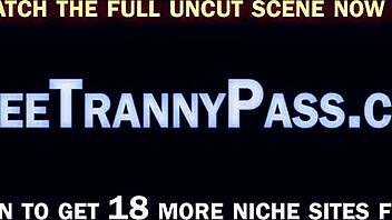 Šialený trojka s nadržanou transkou a veľkými kokotmi