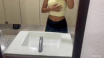 en publico no es mejor, fingering under miniskirt