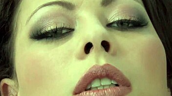 Brunette MILF masturbates shaved pussy in stockings! 😏