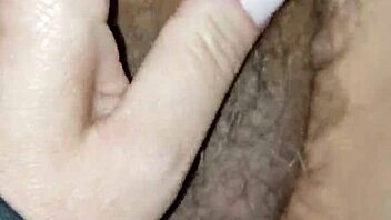 Pige knepper fyr i intens session med vilde handlinger