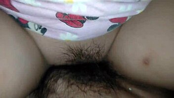 สาวบริสุทธิ์เงี่ยนหีเอาควยมายัดเข้าไปในรูแตดจนน้ำแตก