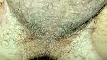 Dievča drie chlapa v intenzívnej vášnivej session