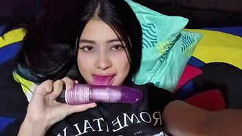 Latina de grandes tetas pillada con el novio de su hermanastra en video llamada casero real