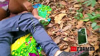 Lepotna Latinka v kostumu se bojuje na kmetiji