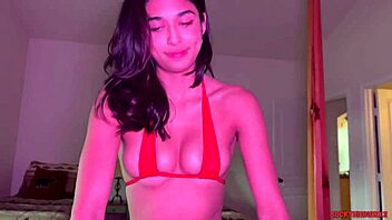 Latina teen hermosa chupa polla y come culo!