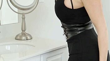 Is Richelle Ryan cheating with that chocolate pleasure again?