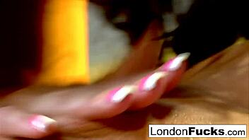 London keyes and madison play with candy in the room