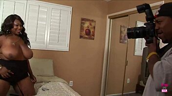 Wow, this lovely ebony girl turned photoshoot into passionate sex with blowjobs and doggystyle!