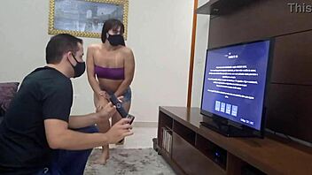 Casada gostosa provoca técnico de tv com shortinho curto 😈