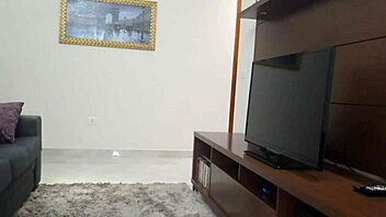 Casada gostosa provoca técnico de tv com shortinho curto 😈