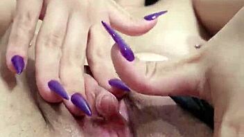 Gozei bem gostoso brincando no meu clitóris durinho