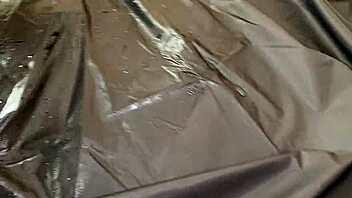 Dojrzała kobieta w bieliźnie dostaje fisting cipki i analnego chuja na squirtingowe orgazmy