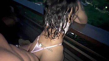 fudendo com a novinha casada na varanda ao ar livre sem ligar pra quem podia nos pegar