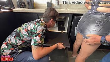 Marido Corno Contrata Encanadores Para Tapar Os Dutos Da Esposa Com Rola