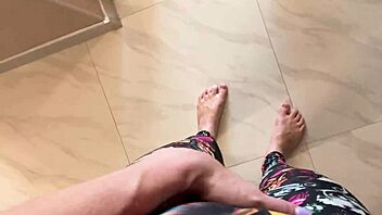 Sain äitipuoleni kiinni pillunhieromisesta ja nussimme