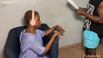 Nespodobna temnopolta študentka jebe učitelja z velikim črnim kurcem med matematiko