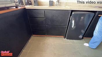 Marido Corno Contrata Encanadores Para Tapar Os Dutos Da Esposa Com Rola