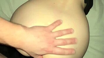 Söpö 18+ tyttö kokee ekan karvaisen pilluseksin