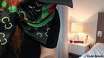 Enteada pega se masturbando com plug no cu