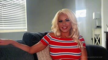 Siemensyöttö blondille Taylor Vixxenille isolla mustalla kullilla levittäen