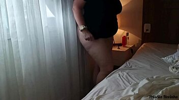 Enteada pega se masturbando com plug no cu