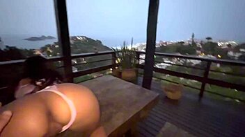 fudendo com a novinha casada na varanda ao ar livre sem ligar pra quem podia nos pegar