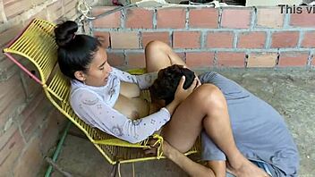 Cogo com mi hermanastro en la terraza