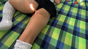 Petite cansada sobre su cama con unifome escolar recibe la verga del pervertido de su padrastro directo al co�o hasta terminar cubierta de semen