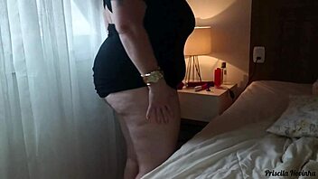 Enteada pega se masturbando com plug no cu