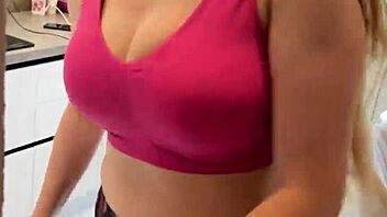 Sain äitipuoleni kiinni pillunhieromisesta ja nussimme