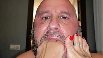 milf gives footjob to bodybuilder, licks clit.