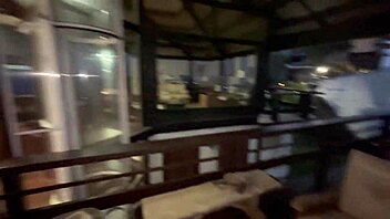 fudendo com a novinha casada na varanda ao ar livre sem ligar pra quem podia nos pegar