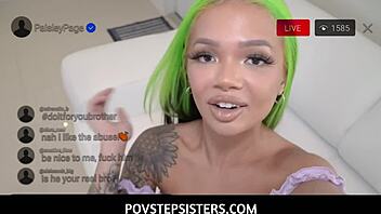 Styvbror kollar styvsysters nakna onanichallenge