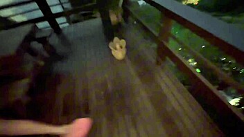 fudendo com a novinha casada na varanda ao ar livre sem ligar pra quem podia nos pegar