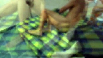 Petite cansada sobre su cama con unifome escolar recibe la verga del pervertido de su padrastro directo al co�o hasta terminar cubierta de semen