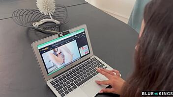 Tonåring 18+ knullar rumskamrater i smyg sen ber om kuk på en gång