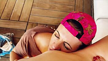 Lepa brezdlaka milf v vlogi naga z obrito pičko