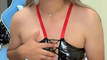 Linda, jako doktorka, vyšetřuje bohaté prsa svých pacientek?