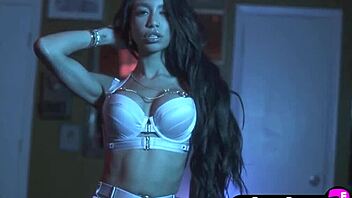 i'm petite but have bubble butt, showin perfect body