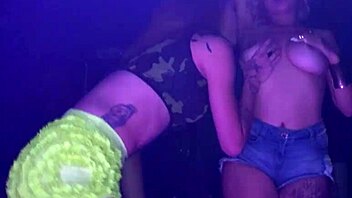 loirinhas tatuadas se chupando na balada 😘