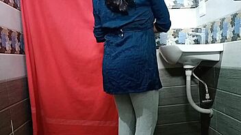 Sekreter Ofis Banyosunda Sert Muamele Alıyor