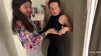 To geile jenter kysser i det offentlige garderoberommet med store pupper