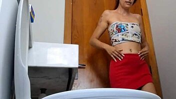 Padrasto Persegue Enteada e Entra no Banheiro com Ela Dentro