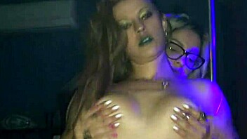 loirinhas tatuadas se chupando na balada 😘