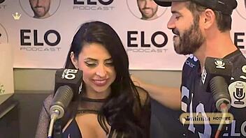 Rainha Hotwife Num Podcast Fazendo Um Boquete Babado Pro Apresentador!