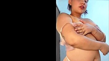 Rica gordibuena shows her beautiful body.